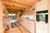 Die Küche im Chalet Kaiser mit Holzboden und Holzdecke