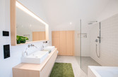 Bad mit Badewanne und bodenebener Dusche