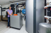Hausherr Matthias Wallinger mit der neuen Grundwasserwärmepumpe