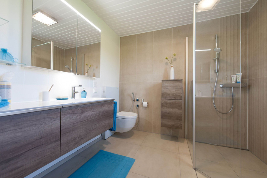 Neues Bad mit Waschtisch und bodenebener Dusche