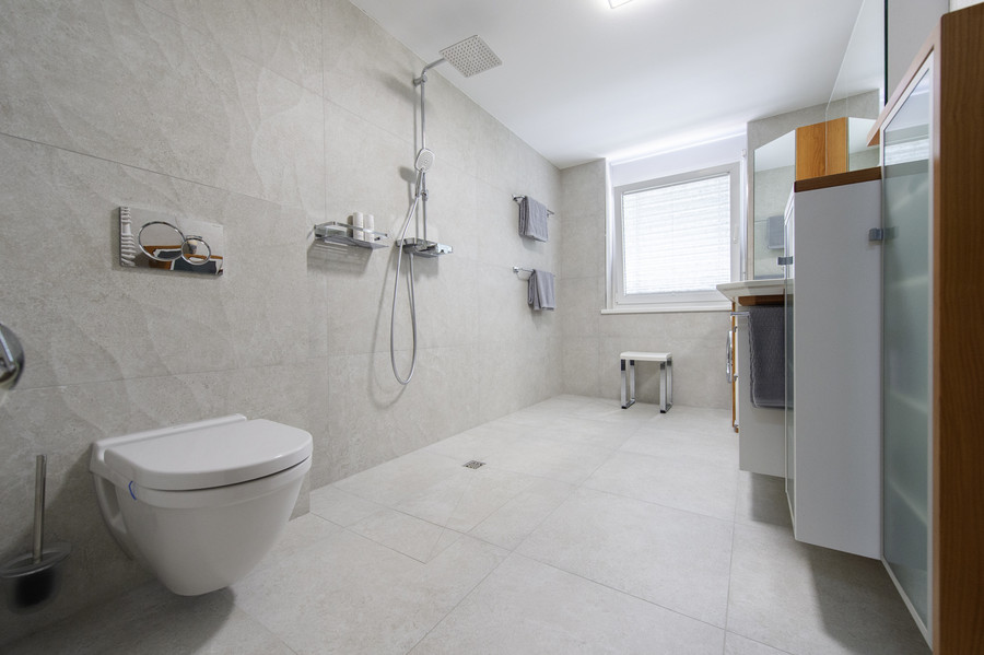 großzügiges Bad mit freibegehbarer bodenebener Dusche und Punktabfluss