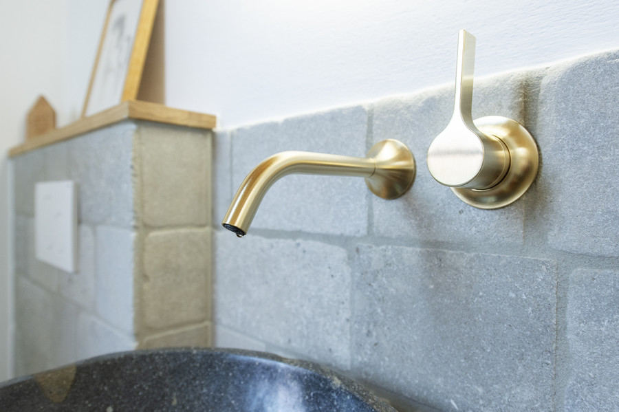 Nahaufnahme von Designarmatur in gold und Einhebelmischer