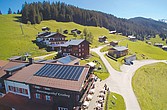 Große Solaranlage am Dach eines Hauses