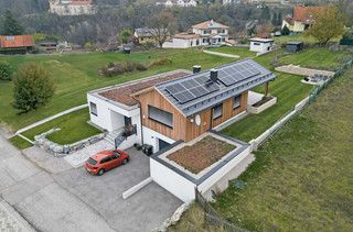 Das neue Einfamilienhaus der Familie Geyer/Taumberger ist energietechnisch perfekt aufgestellt. Mit einer Jahresarbeitszahl von 5,69 zählt das Erdwärmepumpensystem mit (Ring-)Grabenkollektor zu den effizientesten privaten Anlagen in Österreich. Dabei deckt es Heizung, passive Kühlung und Warmwasserbereitung ab.