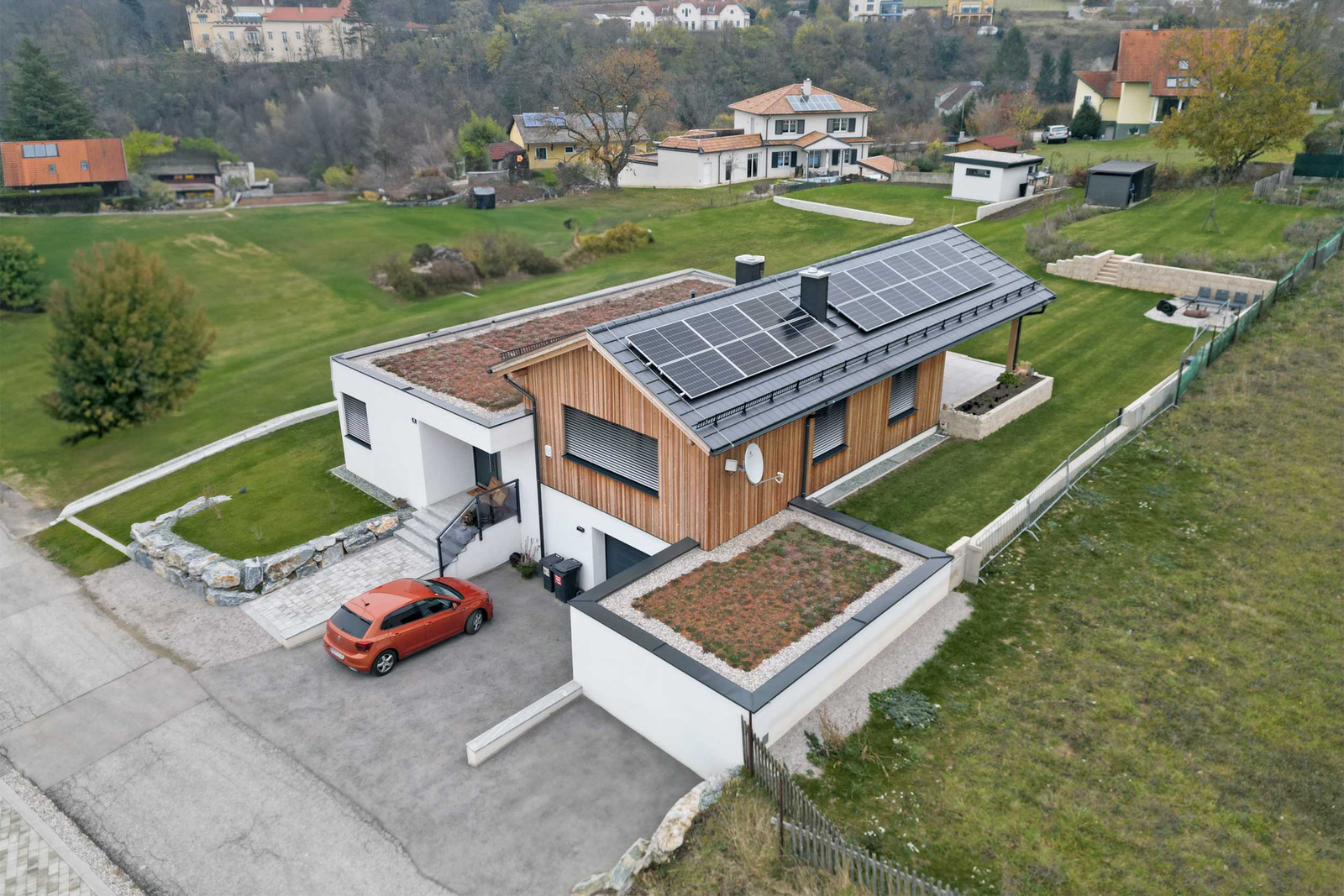 Das neue Einfamilienhaus der Familie Geyer/Taumberger ist energietechnisch perfekt aufgestellt. Mit einer Jahresarbeitszahl von 5,69 zählt das Erdwärmepumpensystem mit (Ring-)Grabenkollektor zu den effizientesten privaten Anlagen in Österreich. Dabei deckt es Heizung, passive Kühlung und Warmwasserbereitung ab.