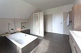 Bad mit bodenebener Dusche freistehender Badewanne