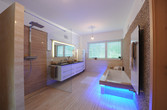 Badezimmer mit beleuchtetem Spiegel
