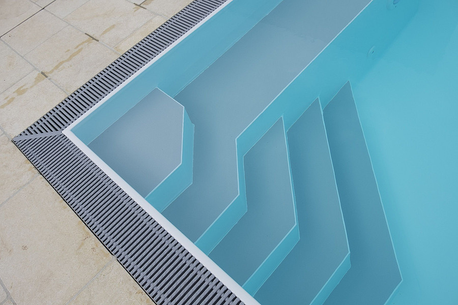 Ein Pool im Garten