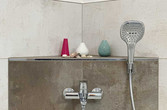 Detail: Badewannenarmatur mit Handbrause und Ablagefläche