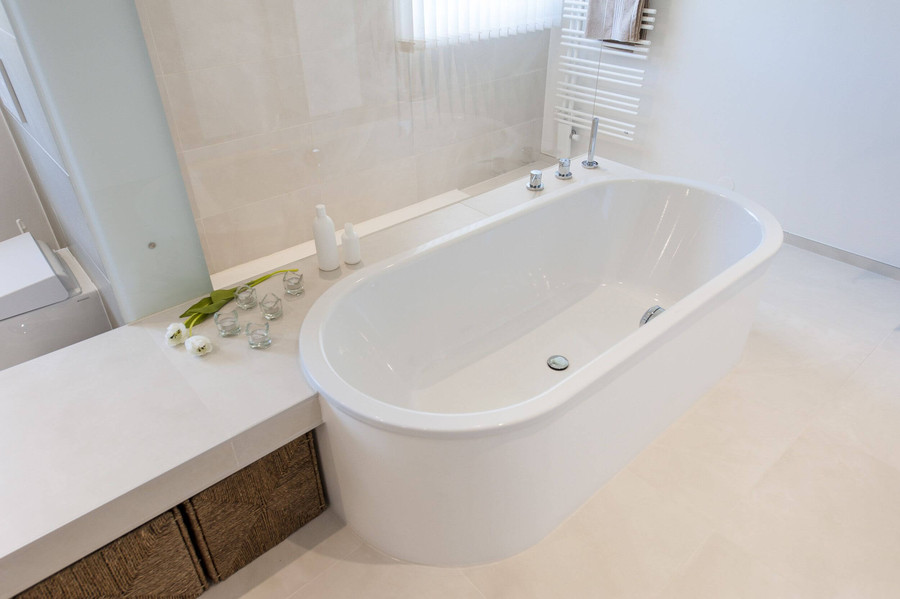 Badewanne und Ablagefläche im Badezimmer