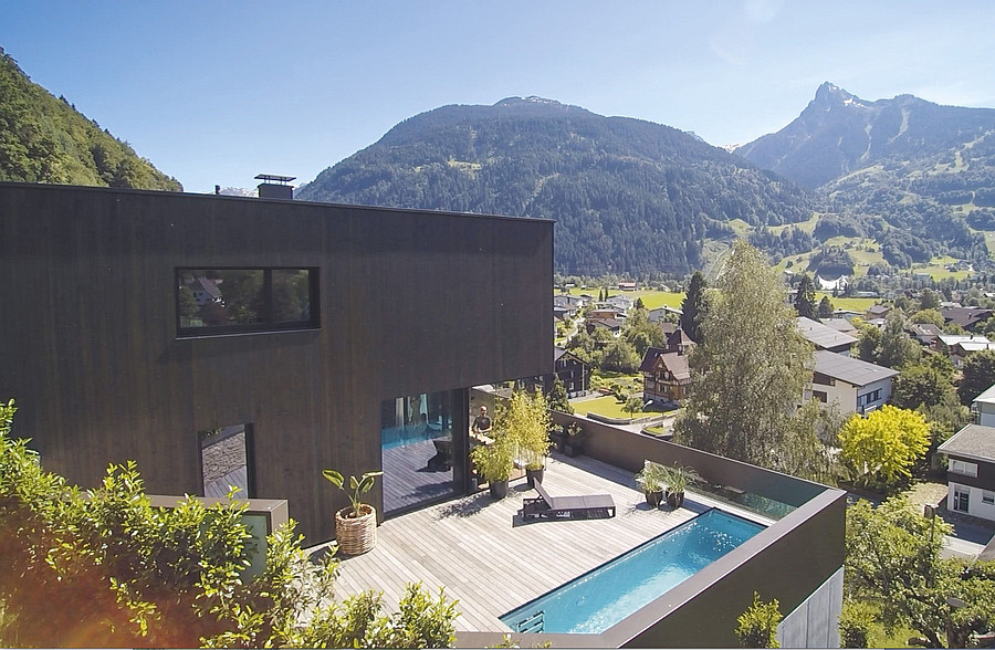 Ein Pool im Garten