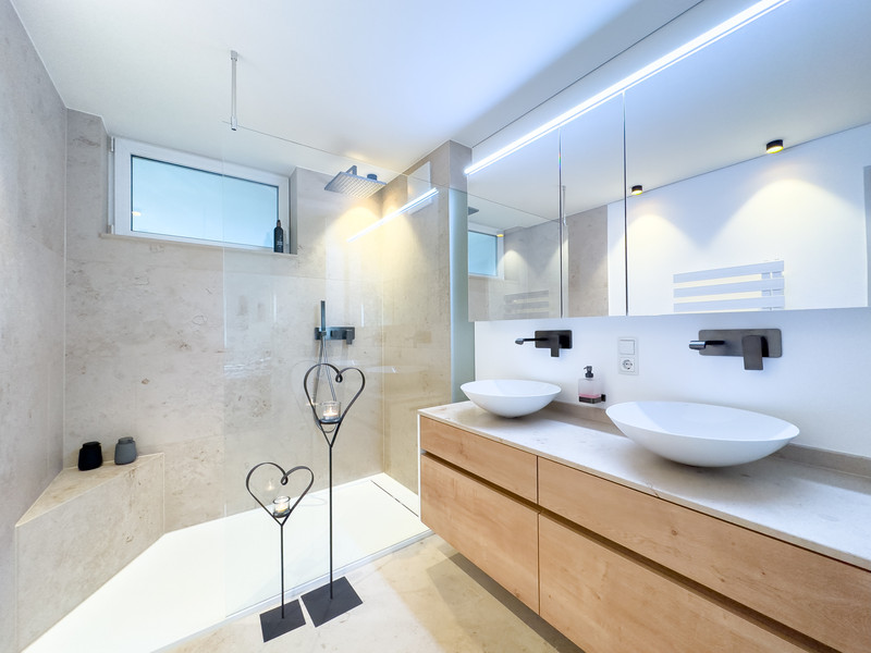 Helles Badzimmer mit frei begehbarer Dusche und Doppelwaschtisch
