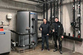 Technikraum mit Geschäftsführer Michael Gantner (li.) und Monteur Luca Kuster (re.)