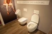 Dusch-WC und Urinal im Bäderschauraum von Haustechnik Egger GmbH in Matrei i. Osttirol