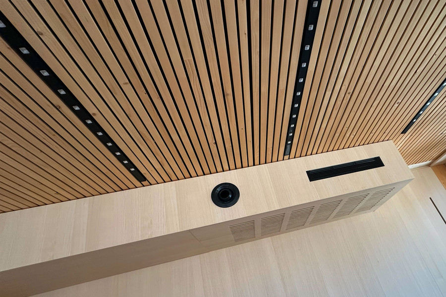 Holzdecke mit Lüftungssystem und Fan-Coils zur zusätzlichen Kühlung