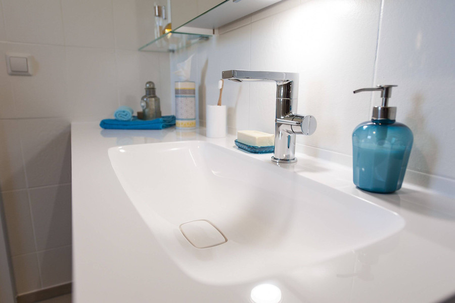 Waschbecken mit Armatur im neuen Bad