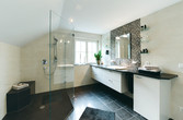 Bad mit bodenebener XL-Dusche