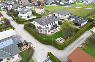 Dieses Wohnhaus wird mit einer Split-Luftwärmepumpe geheizt