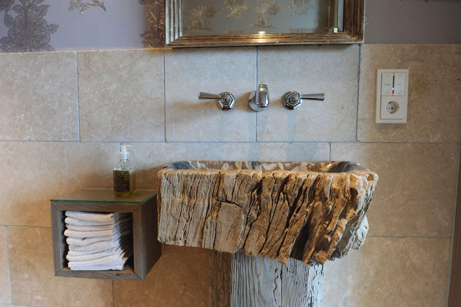 Waschbecken aus versteinertem Holz