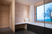 Bad mit Badewanne und Sitzbank