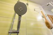 Bad mit frischgrünen Fliesen Detail Dusche – Lux GmbH Zwettl