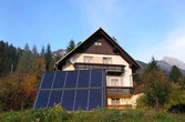Ein Haus mit freistehender Solaranlage im Garten