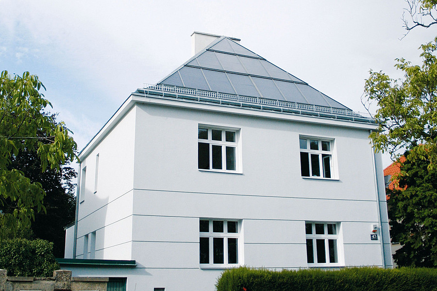 Solaranlage am Dach einer Villa