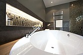 Bad mit runder Badewanne