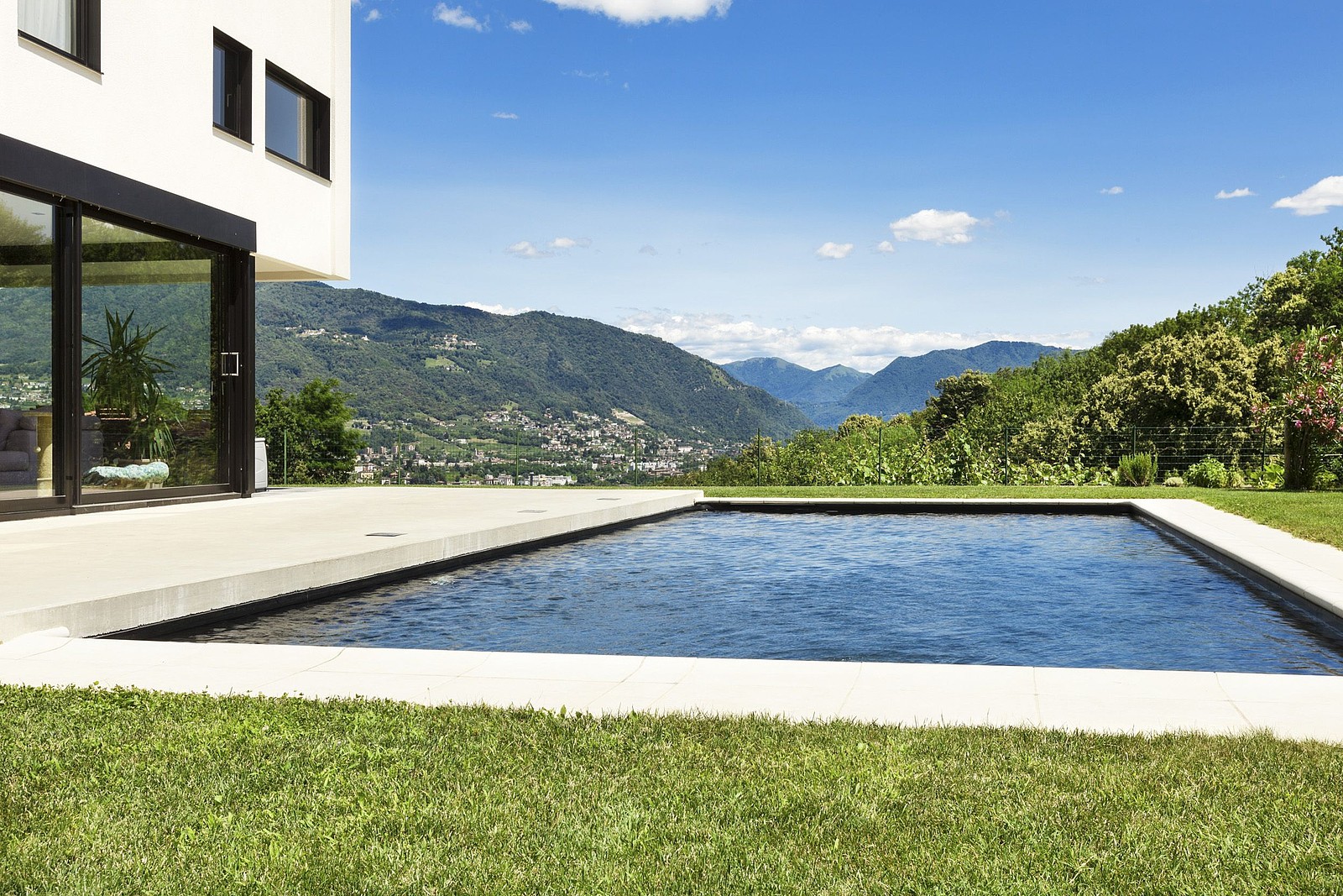 Ein Aussenpool in den Weinbergen