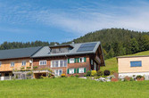 Wohnhaus eines Bauernhofes mit SST Indach Solarthermieanlage, Referenzprojekt eines HSH-Installatörs