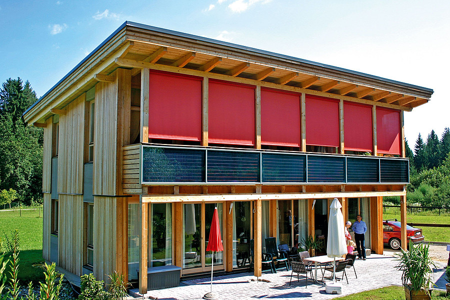 Senkrecht montierte Solarkollektoren an der Fassade