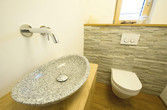 Waschbecken aus Naturstein und Armatur 