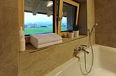 Badewanne mit Armatur und Duschkopf