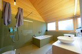 Fugenloses grünes Bad mit Badewanne