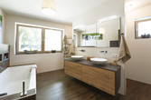 Bad mit Möbeln aus Holz und Badewanne