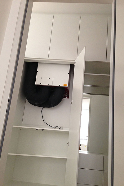 Lüftungsgerät im Schrank