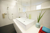 Bad mit Dusche und Waschtisch 
