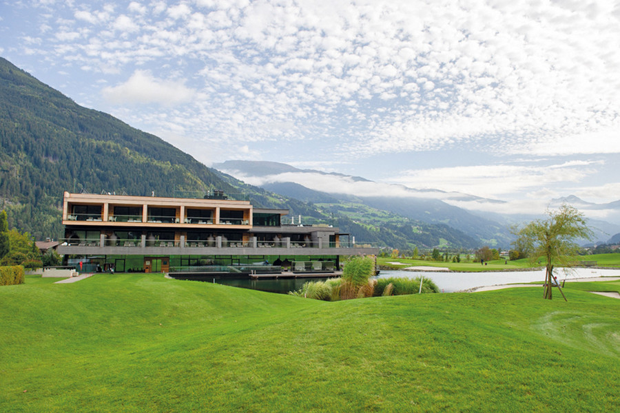 Sportresidenz Zillertal Außenansicht mit Teich, der eine Grundwasserwärmepumpe speist