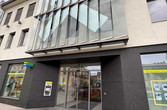 Der Eingangsbereich der 2013 umgebauten Raiffeisenbank Stockerau