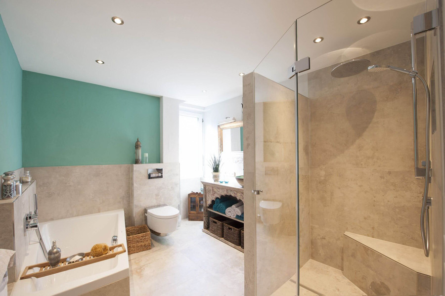 Bad mit Waschtisch, Dusch-WC und bodenebener Dusche