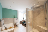 Bad mit bodenebener Dusche und Sitzbank