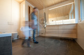 Badezimmer mit beleuchtetem Spiegel
