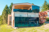 Ein modernes Wohnhaus mit erneuerbarer Solarenergie und Fassadenkollektoren