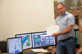 Techniker Leonhard Krammer in der Leitstelle mit Kessel- und Netzüberwachung