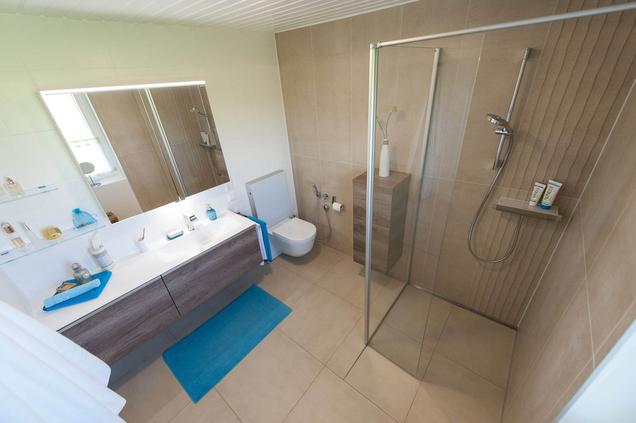 Neues Bad mit Waschtisch und Dusche