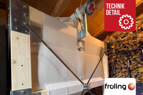Das Pellets-Sacksilo (Gewebetank) im Schuppen mit Kaminholz