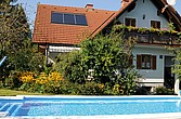 Poolheizung am Dach eines Hauses