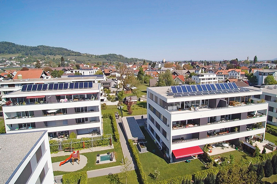 Solaranlage auf dem Dach eines Wohnblocks