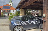 PKW mit Wallbox (Ladestation) und Ladekabel