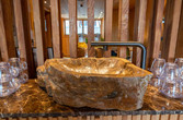 Designdetail: Steinbecken in der Wellnesslounge